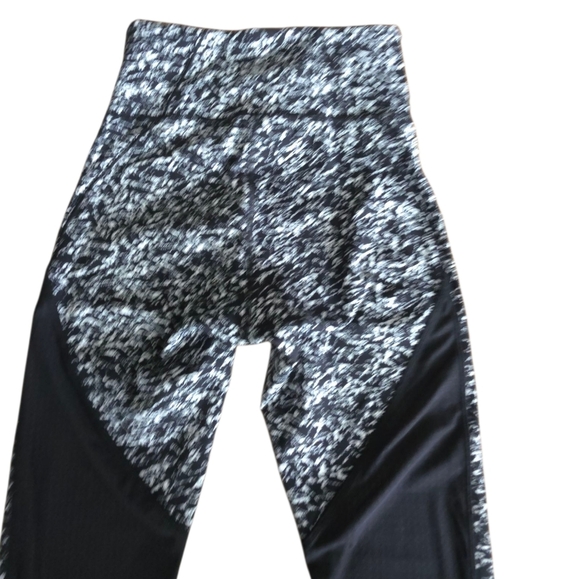 Lululemon Deep Breath Crop (21" ) Iced Wave White Black / Black Size 2 - Picture 2 of 15